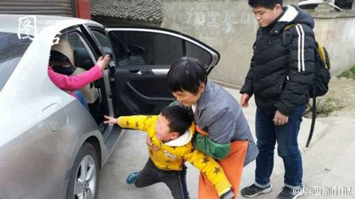 บีบหัวใจ เด็กชายร้องไห้หนัก-รั้งแม่สุดแรง