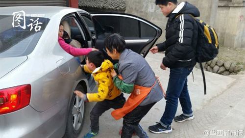 บีบหัวใจ เด็กชายร้องไห้หนัก-รั้งแม่สุดแรง