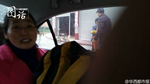  บีบหัวใจ เด็กชายร้องไห้หนัก-รั้งแม่สุดแรง ไม่อยากให้แม่ทิ้งไปทำงานในเมืองใหญ่