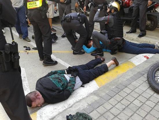 ด่วน ! 4 โจรชาวจีน บุกปล้นร้านขายปืน สามยอดพล่าซ่า-ยิงปะทะเจ้าของร้าน