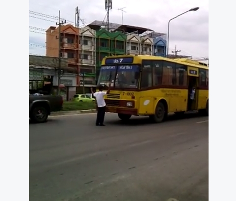 หนุ่มเมาแล้วเพี้ยน ยืนจังก้ากลางถนนให้รถเมล์ชน