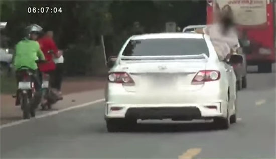 วัยรุ่นคึกคะนองยื่นหัวออกจากตัวรถ