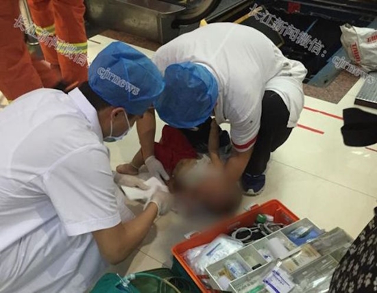 บันไดเลื่อนห้างหนีบแขนเด็กวัย 1 ขวบ