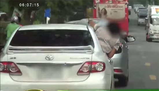 วัยรุ่นคึกคะนองยื่นหัวออกจากตัวรถ