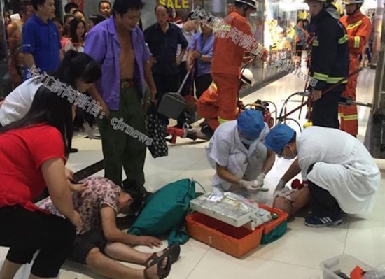 บันไดเลื่อนห้างหนีบแขนเด็กวัย 1 ขวบ