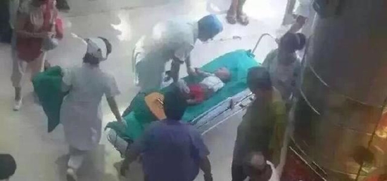 บันไดเลื่อนห้างหนีบแขนเด็กวัย 1 ขวบ