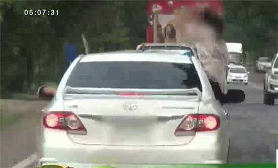 วัยรุ่นคึกคะนองยื่นหัวออกจากตัวรถ