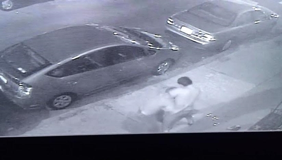 งงเลย หนุ่ม 2 คนนี้ต่อยกันนัวบนถนน แต่จู่ ๆ ก็กอดกันแล้วแยกย้ายเฉย