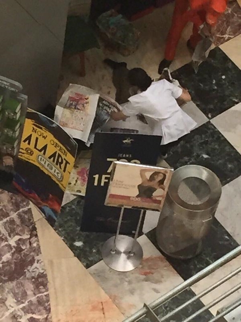 ระทึก ! ชายชาวต่างชาติตกจากชั้น 6 ห้างมาบุญครอง เสียชีวิตคาที่