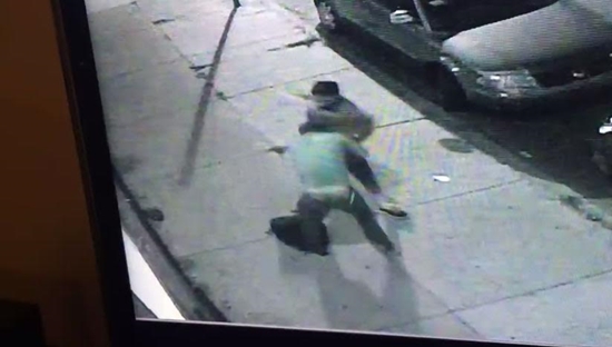 งงเลย หนุ่ม 2 คนนี้ต่อยกันนัวบนถนน แต่จู่ ๆ ก็กอดกันแล้วแยกย้ายเฉย