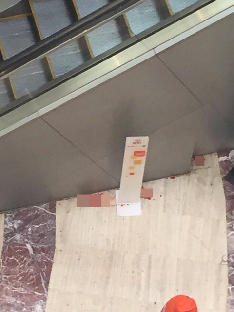 ระทึก ! ชายชาวต่างชาติตกจากชั้น 6 ห้างมาบุญครอง เสียชีวิตคาที่