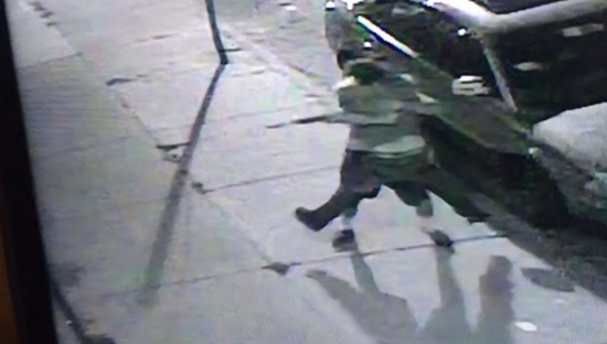 งงเลย หนุ่ม 2 คนนี้ต่อยกันนัวบนถนน แต่จู่ ๆ ก็กอดกันแล้วแยกย้ายเฉย