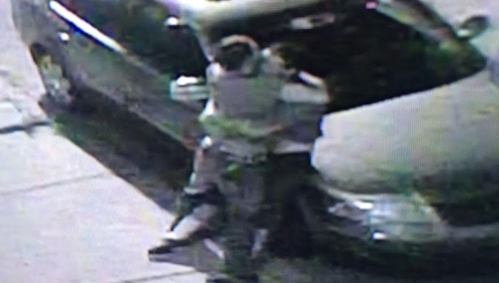 งงเลย หนุ่ม 2 คนนี้ต่อยกันนัวบนถนน แต่จู่ ๆ ก็กอดกันแล้วแยกย้ายเฉย