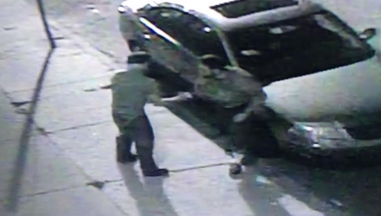 งงเลย หนุ่ม 2 คนนี้ต่อยกันนัวบนถนน แต่จู่ ๆ ก็กอดกันแล้วแยกย้ายเฉย