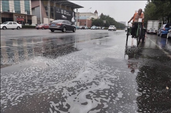 จีนฉงน ฝนแรกหลังระเบิดเทียนจิน ตกกลายเป็นโฟมขาว