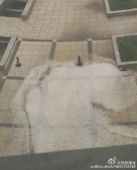จีนฉงน ฝนแรกหลังระเบิดเทียนจิน ตกกลายเป็นโฟมขาว