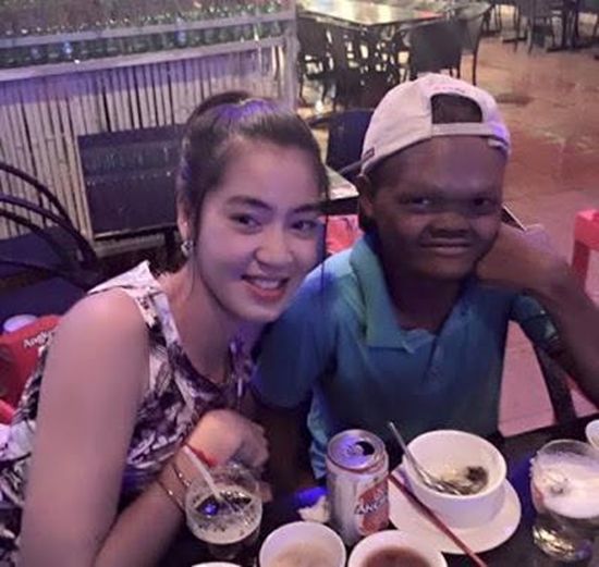 ลือสนั่นเน็ต ไอ้จ่อย ดาราตลกชาวเขมร ประกาศแต่งงานกับสาวสวย