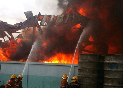 ไฟไหม้โรงงานบรรจุแก๊สย่านลำลูกกา เสียงระเบิดบึ้มสนั่น !