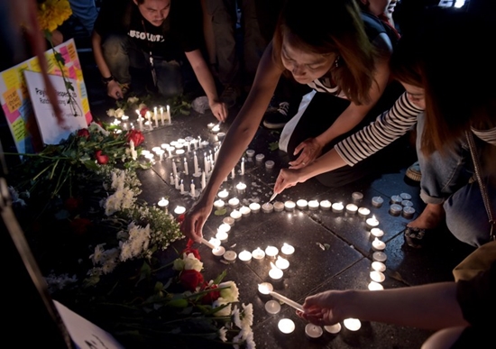 ประชาชนร่วมใจจุดเทียนไว้อาลัย รอบพระพรหมเอราวัณ รำลึกเหตุระเบิด