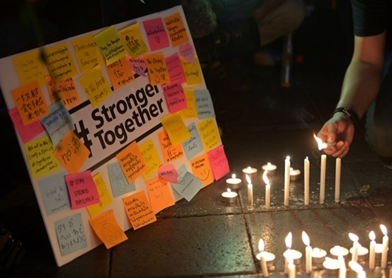 ประชาชนร่วมใจจุดเทียนไว้อาลัย รอบพระพรหมเอราวัณ รำลึกเหตุระเบิด