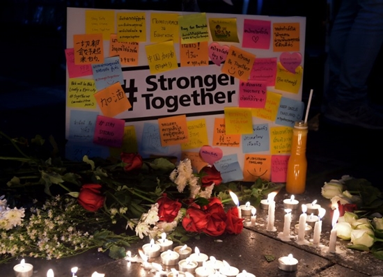 ประชาชนร่วมใจจุดเทียนไว้อาลัย รอบพระพรหมเอราวัณ รำลึกเหตุระเบิด