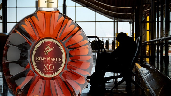 สุดเสียดาย ผู้โดยสารกระดกเหล้าหมดขวดจนเมาแอ๋ เหตุถูกห้ามนำขึ้นเครื่องบิน