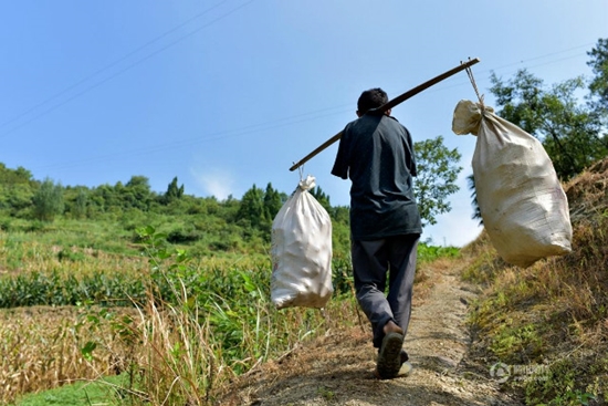 ชายคนนี้พิการแขน 2 ข้าง ใช้ปากป้อนข้าวแม่-ดูแลดีจนคนปกติยังอาย