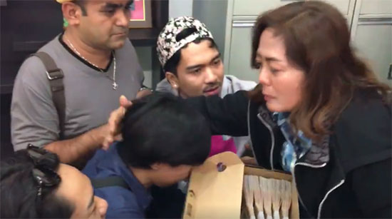 แม่ซึ้งน้ำตาคลอ เมื่อ 2 ลูกชายสุดเกเรมาเซอร์ไพรส์ด้วยเงินล้าน