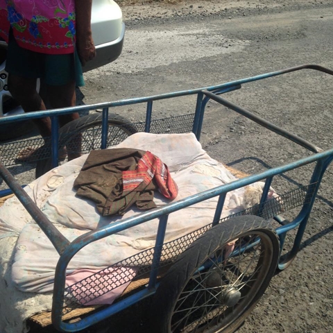 รักแท้..คุณตาที่แทบมองไม่เห็น เข็นรถพายายไปหาหมอ ไม่ทิ้งกันแม้ยามลำบาก