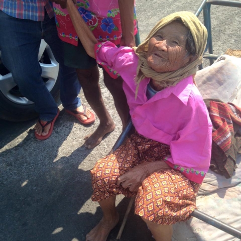 รักแท้..คุณตาที่แทบมองไม่เห็น เข็นรถพายายไปหาหมอ ไม่ทิ้งกันแม้ยามลำบาก