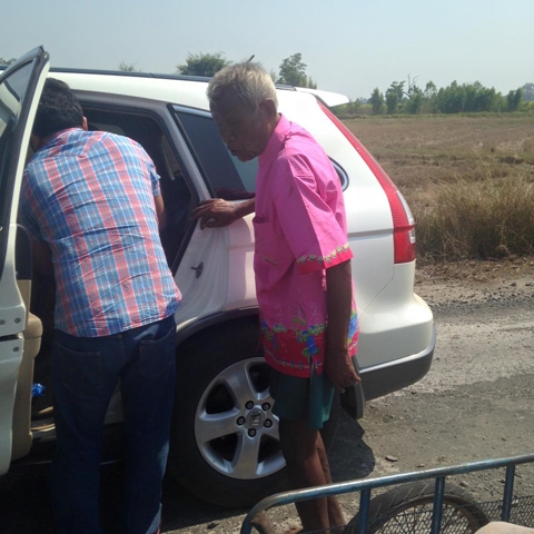 รักแท้..คุณตาที่แทบมองไม่เห็น เข็นรถพายายไปหาหมอ ไม่ทิ้งกันแม้ยามลำบาก