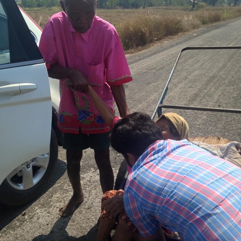 รักแท้..คุณตาที่แทบมองไม่เห็น เข็นรถพายายไปหาหมอ ไม่ทิ้งกันแม้ยามลำบาก