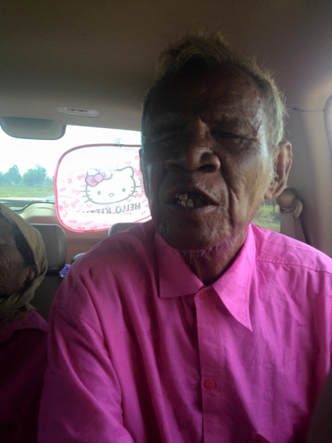 รักแท้..คุณตาที่แทบมองไม่เห็น เข็นรถพายายไปหาหมอ ไม่ทิ้งกันแม้ยามลำบาก  