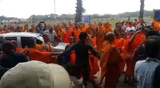 ทหาร ปะทะ พระธรรมกาย หลังรวมกลุ่มคนกว่า 3 หมื่น