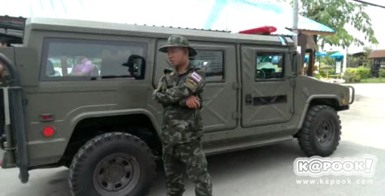 ทหารคุม 2 ผู้ต้องหาขบวนการบึ้มราชประสงค์ไปเรือนจำชั่วคราว มทบ.11