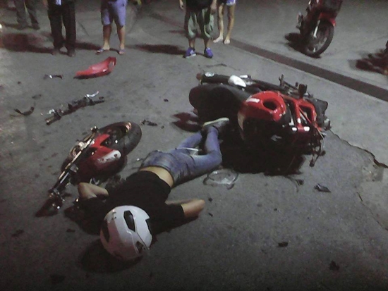 สลด ! หนุ่มควบ ดูคาติ ชนท้ายกระบะ เจ้าหน้าที่ยื้อชีวิตไม่ไหว ดับอนาถ