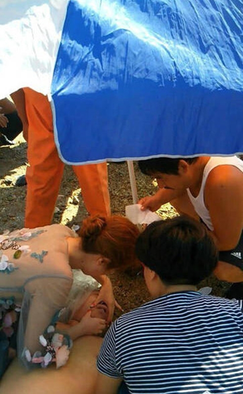 ชื่นชมพยาบาลว่าที่เจ้าสาว หยุดถ่ายพรีเวดดิ้งทันที ปรี่เข้าช่วยคนจมน้ำ