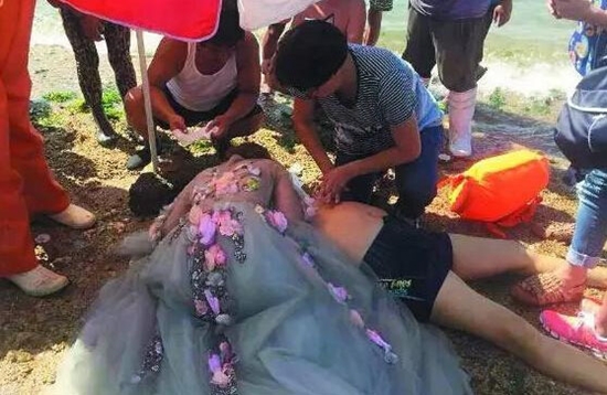 ชื่นชมพยาบาลว่าที่เจ้าสาว หยุดถ่ายพรีเวดดิ้งทันที ปรี่เข้าช่วยคนจมน้ำ