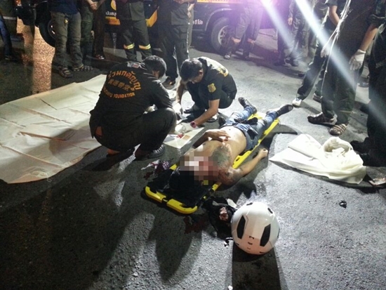 สลด ! หนุ่มควบ ดูคาติ ชนท้ายกระบะ เจ้าหน้าที่ยื้อชีวิตไม่ไหว ดับอนาถ