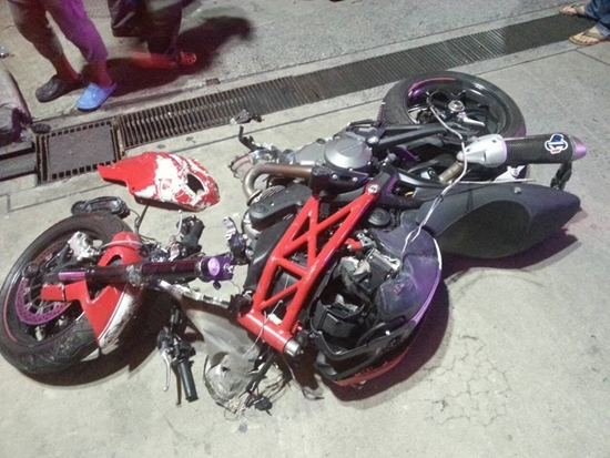 สลด ! หนุ่มควบ ดูคาติ ชนท้ายกระบะ เจ้าหน้าที่ยื้อชีวิตไม่ไหว ดับอนาถ