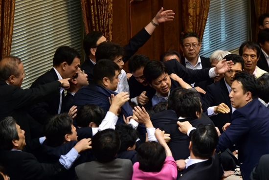 ส.ส. ญี่ปุ่นวางมวยกลางสภา ปมกฎหมายความมั่นคงใหม่ [มีคลิป]