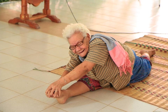 เปิดภาพคุณยายนักโยคะ ตัวอ่อนพลิ้วเล่นได้ทุกท่า รุ่นหลานมาเห็นยังอาย