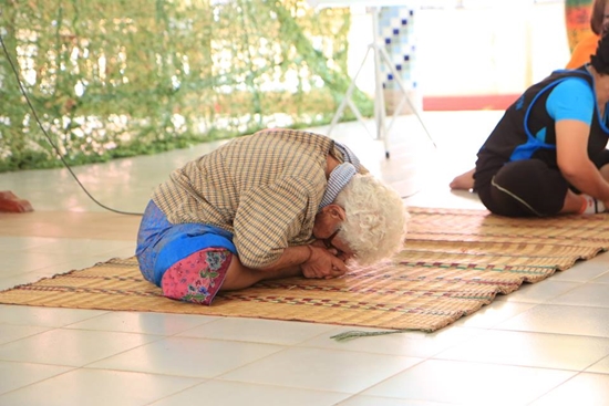 เปิดภาพคุณยายนักโยคะ ตัวอ่อนพลิ้วเล่นได้ทุกท่า รุ่นหลานมาเห็นยังอาย