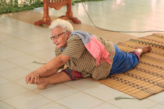 เปิดภาพคุณยายนักโยคะ ตัวอ่อนพลิ้วเล่นได้ทุกท่า รุ่นหลานมาเห็นยังอาย
