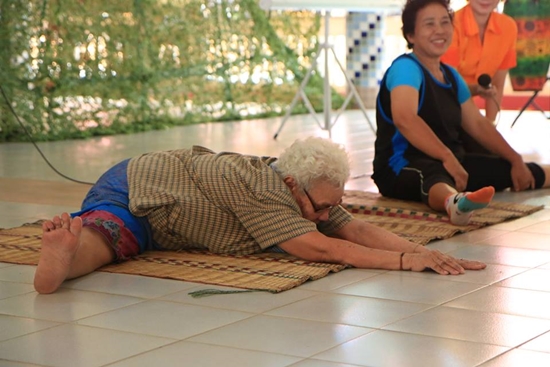 เปิดภาพคุณยายนักโยคะ ตัวอ่อนพลิ้วเล่นได้ทุกท่า รุ่นหลานมาเห็นยังอาย