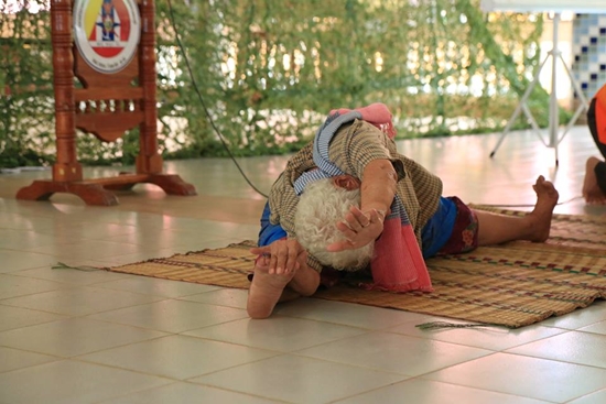 เปิดภาพคุณยายนักโยคะ ตัวอ่อนพลิ้วเล่นได้ทุกท่า รุ่นหลานมาเห็นยังอาย