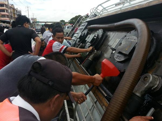 คนแห่รองน้ำมันหวังช่วยเหลือ เหตุรถน้ำมันพลิกคว่ำ พระราม 2