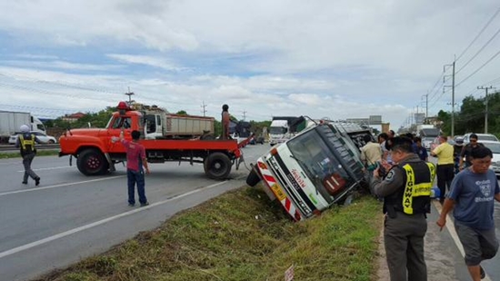 คนแห่รองน้ำมันหวังช่วยเหลือ เหตุรถน้ำมันพลิกคว่ำ พระราม 2