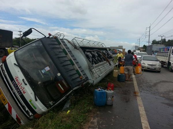 คนแห่รองน้ำมันหวังช่วยเหลือ เหตุรถน้ำมันพลิกคว่ำ พระราม 2