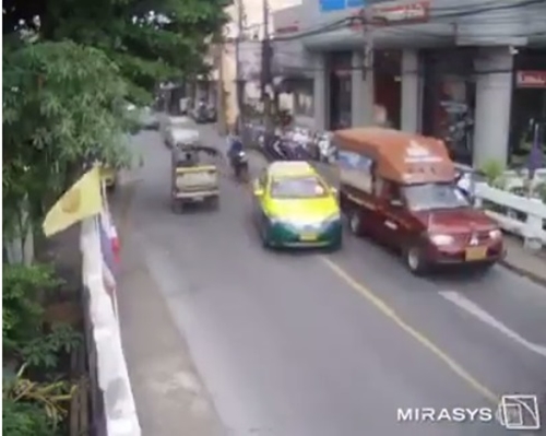 แท็กซี่ใจร้อน ถือไม้ตีกระหน่ำตีลุงคนขับรถสองแถวหลัง โมโหจอดตัดหน้า